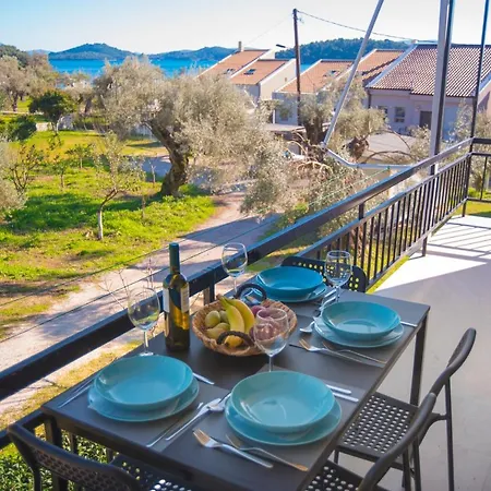 Kostas Aparthotel 3*
