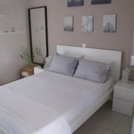 Kostas Aparthotel 3*