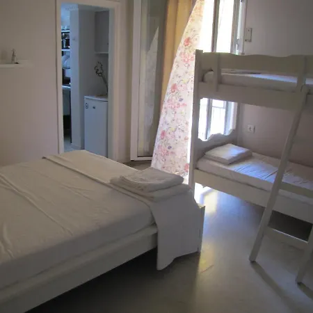 Kostas Aparthotel 3*